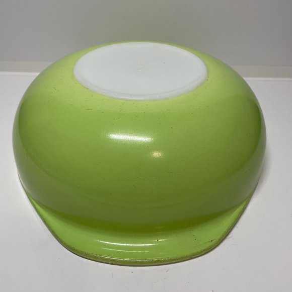 Vintage Pyrex Lime Green 024 Round Casserole 2 qt Baking Dish Milk Glass - Picture 4 of 8